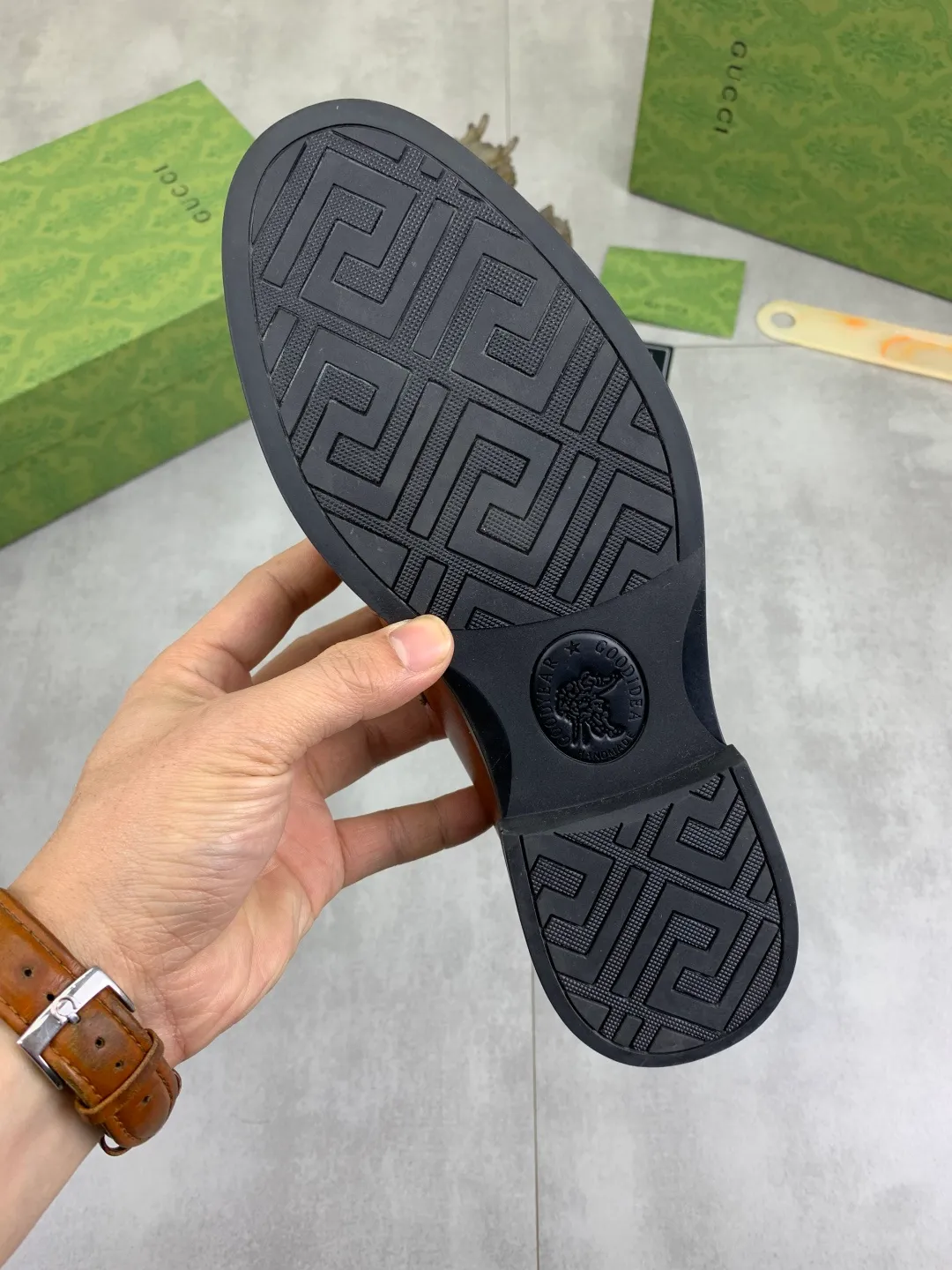 Men's shoes💰P500💰【New model, soft and comfortable Gucci classic business leather shoes hot selection (Gucci) official website latest Gucci 🎁 business leather shoes, hot style 💥 simple and elegant style, exclusive for trendy men. Unique official website latest brand original double G embossed element 👑Gucci Original decoration, fashionable and generous, made of original calfskin ✅ fully imported first-layer pigskin lining, official website designated wear-resistant, rubber business outsole, real-life photos of classic models at the counter 🎬38-44 (customized for 45) 3⃣️ colors available